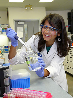 Alexandra Rios working in lab